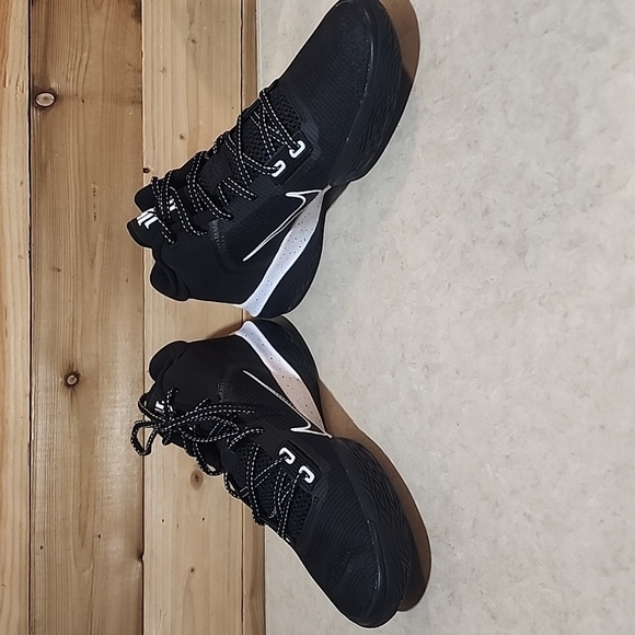 Nike KYRIE Flytrap 4 NWOB size 8.5 Men - Picture 5 of 8